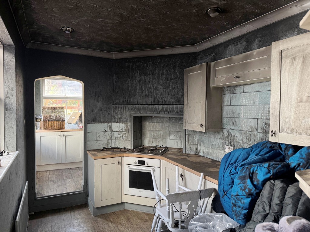 Lot: 42 - FIRE-DAMAGED HOUSE FOR REPAIR AND IMPROVEMENT - Kitchen